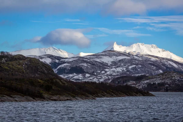 Montagne Innevate Lungo Costa Del Mare Norvegese Vicino Oernes — Foto Stock