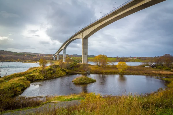 挪威Saltstraumen潮流上的桥 — 图库照片