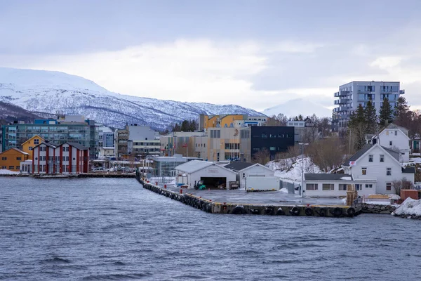 Házak Part Mentén Finnsnes Közelében Észak Norvégiában — Stock Fotó