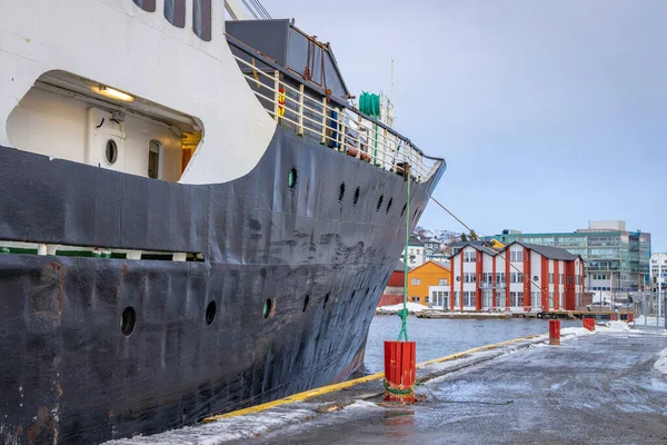 ノルウェー北部のフィンランドの桟橋にある古い船 — ストック写真