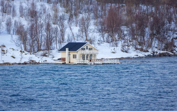 Häuser Entlang Der Küste Der Nähe Von Finnsnes Nordnorwegen — Stockfoto