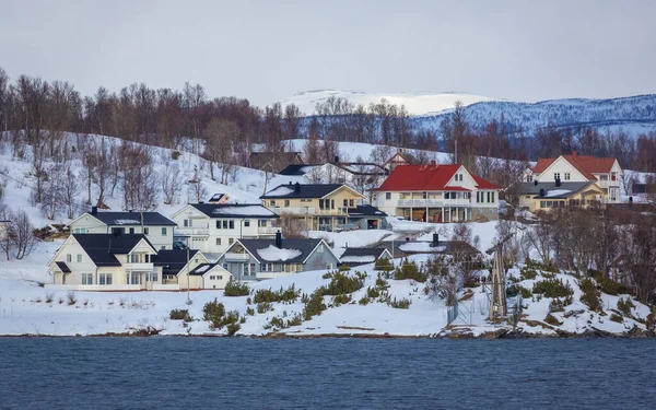 ノルウェー北部のフィンズネス近くの海岸沿いの家 — ストック写真