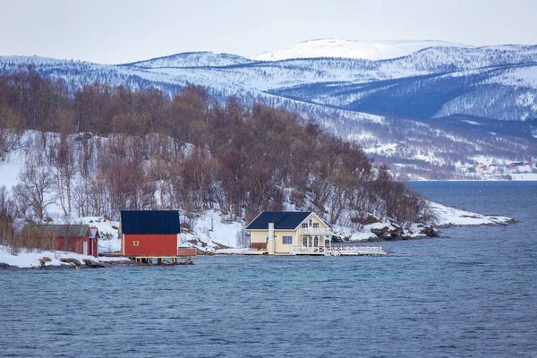 Domy Wzdłuż Wybrzeża Pobliżu Finnsnes Północnej Norwegii — Zdjęcie stockowe