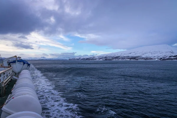 ノルウェー北部のStrumsbuktaからTromsoへの古い船でクルーズ — ストック写真