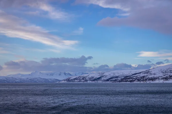 ノルウェー北部のフィンランド人とトロムソ人の間のギボスタッドに沿った風景 — ストック写真