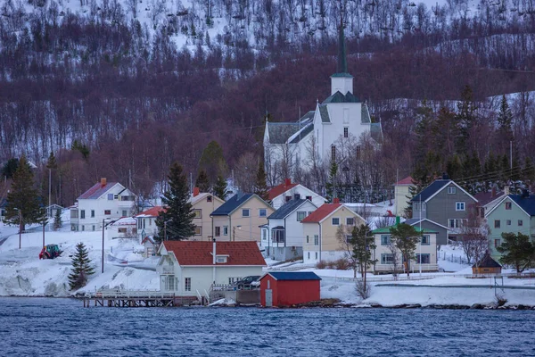 挪威海Bjorelvnes的多彩的房屋 — 图库照片