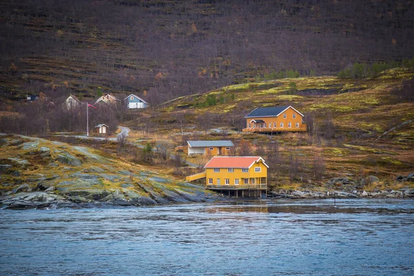 Kis Faházak Közel Csodálatos Város Tromso Észak Norvégiában — Stock Fotó