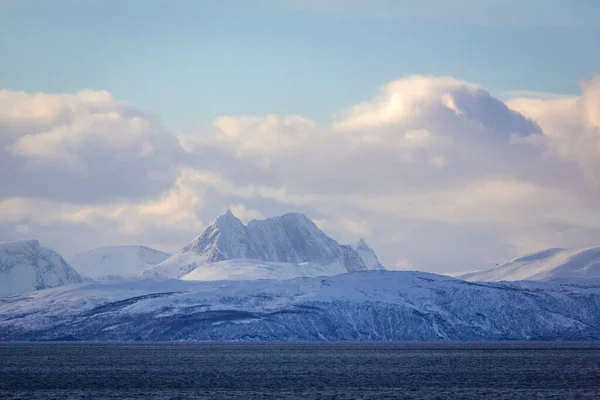 ノルウェー北部のフィンランド人とトロムソ人の間のギボスタッドに沿った風景 — ストック写真