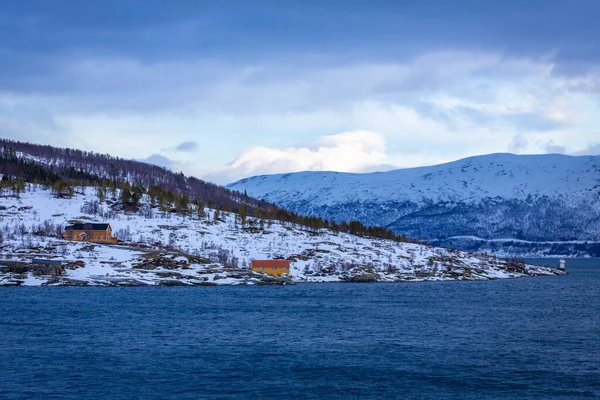 Kuzey Norveç Teki Tromso Kasabasının Yakınlarında Küçük Ahşap Evler — Stok fotoğraf