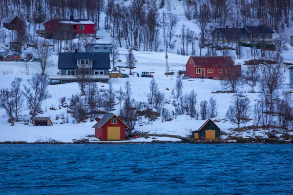 Małe Drewniane Domki Pobliżu Wspaniałego Miasta Tromso Północnej Norwegii — Zdjęcie stockowe