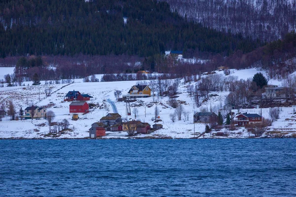 Małe Drewniane Domki Pobliżu Wspaniałego Miasta Tromso Północnej Norwegii — Zdjęcie stockowe