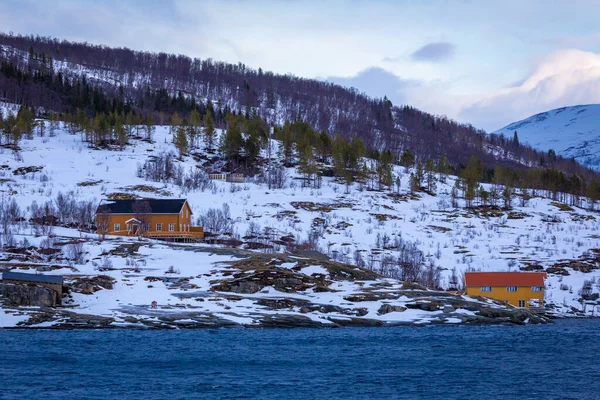 Pequeñas Casas Madera Cerca Maravillosa Ciudad Tromso Norte Noruega — Foto de Stock