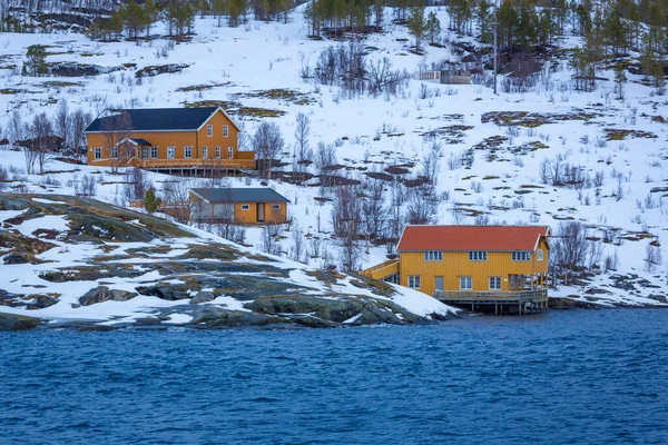 ノルウェー北部の素晴らしい町トロムソの近くの小さな木造住宅 — ストック写真