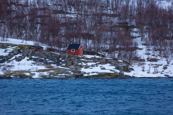 ノルウェー北部の素晴らしい町トロムソの近くの小さな木造住宅 — ストック写真