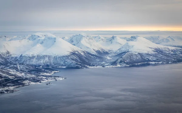 Veduta Aerea Del Paesaggio Nord Montagne Innevate Fiordi — Foto Stock