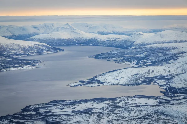 Αεροφωτογραφία Του Βόρειου Τοπίου Χιονισμένα Βουνά Και Φιόρδ — Φωτογραφία Αρχείου