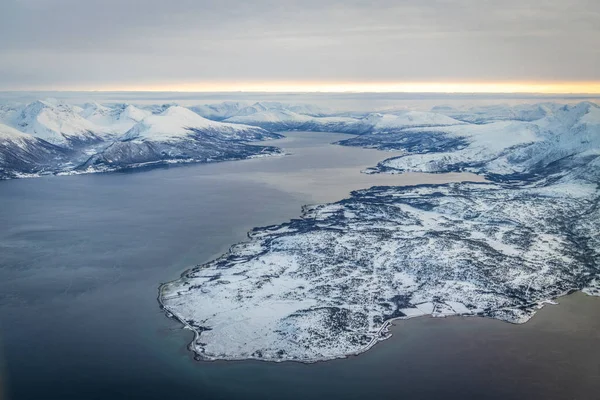 雪の山とフィヨルドの北の風景の空中写真 — ストック写真