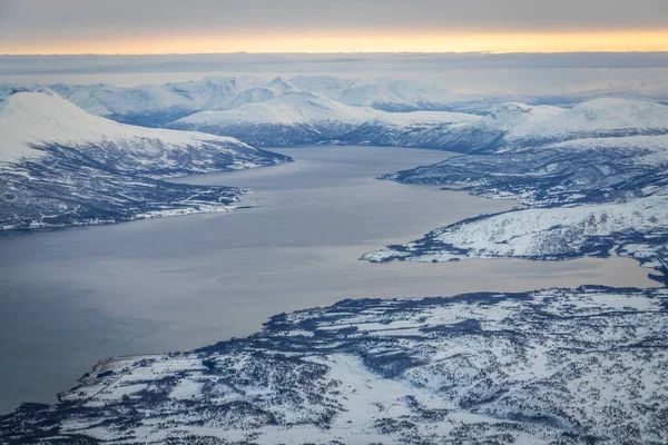 Vista Aérea Del Paisaje Norte Montañas Nevadas Fiordos —  Fotos de Stock