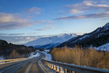 Tromso yakınlarındaki yol, Kuzey Norveç