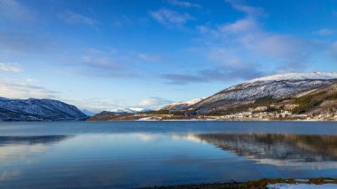 Kuzey Norveç 'te Finnsnes ve Tromso arasındaki Gibostad boyunca manzara