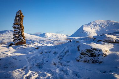 Tromso üzerinde Fjellheisen 'deki taş kule.