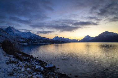 Kuzey Norveç 'te Lakselvbukt üzerinde gün batımı