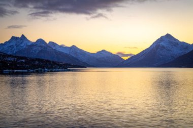 Kuzey Norveç 'te Lakselvbukt üzerinde gün batımı