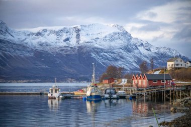 Kuzey Norveç 'teki güzel Lakselvbukt Gölü