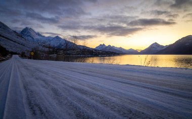 Kuzey Norveç 'te Lakselvbukt üzerinde gün batımı