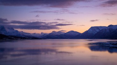 Kuzey Norveç 'te Lakselvbukt üzerinde gün batımı