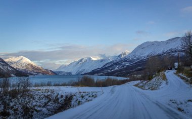 Lakselvbukt boyunca Jvik 'e gidiyorum.
