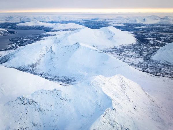 Luftaufnahme Der Nördlichen Landschaft Mit Schneebedeckten Bergen Und Fjorden — Stockfoto