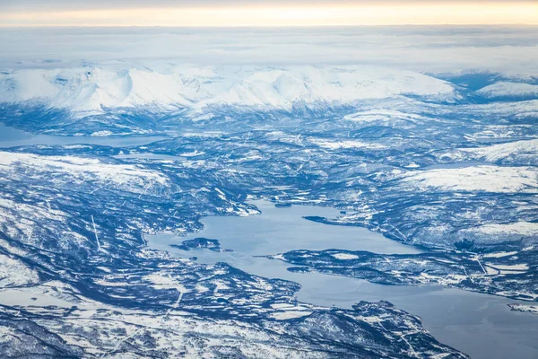 雪の山とフィヨルドの北の風景の空中写真 — ストック写真