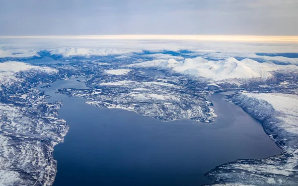 Luftaufnahme Der Nördlichen Landschaft Mit Schneebedeckten Bergen Und Fjorden — Stockfoto