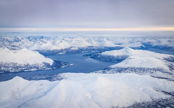 雪山和峡湾北部景观的空中景观 — 图库照片