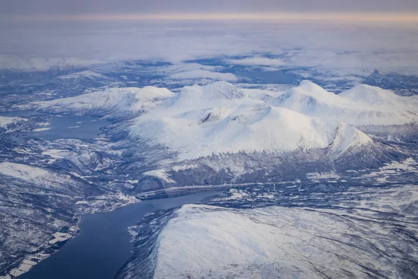 Luftaufnahme Der Nördlichen Landschaft Mit Schneebedeckten Bergen Und Fjorden — Stockfoto