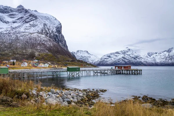 ノルウェー北部のクヴァロヤにある最後の村レックヴィクの小さな漁港 — ストック写真