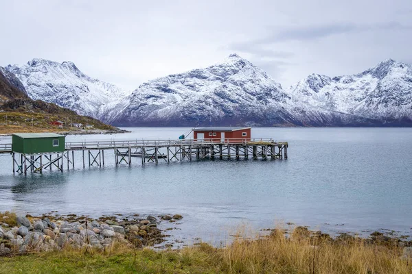 ノルウェー北部のクヴァロヤにある最後の村レックヴィクの小さな漁港 — ストック写真