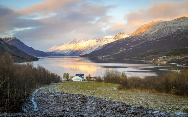 ノルウェー北部のLakeselvbuktの夕日 — ストック写真