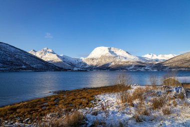 Kuzey Norveç 'teki güzel Lakselvbukt Gölü