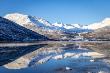 Kuzey Norveç 'teki güzel Lakselvbukt Gölü