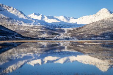 Kuzey Norveç 'teki güzel Lakselvbukt Gölü