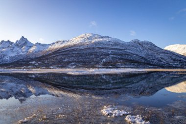 Kuzey Norveç 'teki güzel Lakselvbukt Gölü