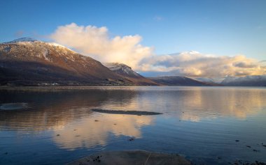 Kuzey Norveç 'te gün batımında Laksvatn Körfezi
