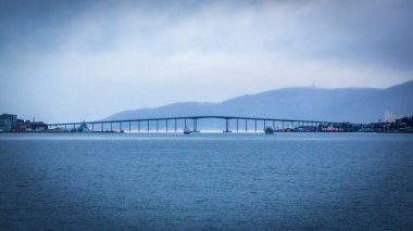 Troms og Finnmark County, Norveç 'teki Gisund Köprüsü 