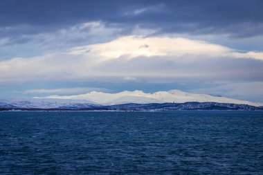 Kuzey Norveç 'te Finnsnes ve Tromso arasındaki Gibostad boyunca manzara 