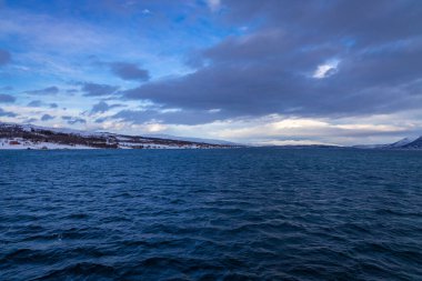 Kuzey Norveç 'te Finnsnes ve Tromso arasındaki Gibostad boyunca manzara