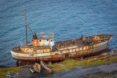 Hammerfest 'in yanındaki sahil şeridinde terk edilmiş eski bir gemi.