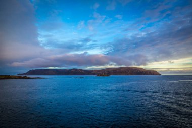 Troms og Finnmark County, Norveç 'teki Masoy Belediyesi' nin Havoysund idari merkezi yakınlarında deniz manzarası