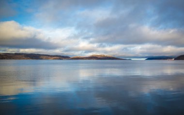 Kuzey Norveç deniz manzarası güneş ve bulutlarla 